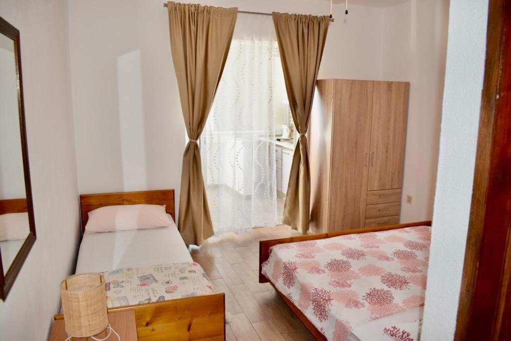 Apartments Petar Maksan Pakostane Exterior photo