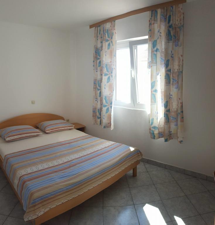 Apartments Petar Maksan Pakostane Exterior photo